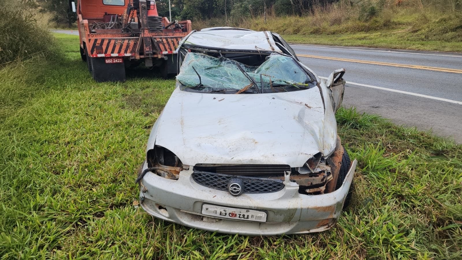 Motorista morre preso às ferragens após carro sair da pista e capotar na MG-050, em Pimenta
