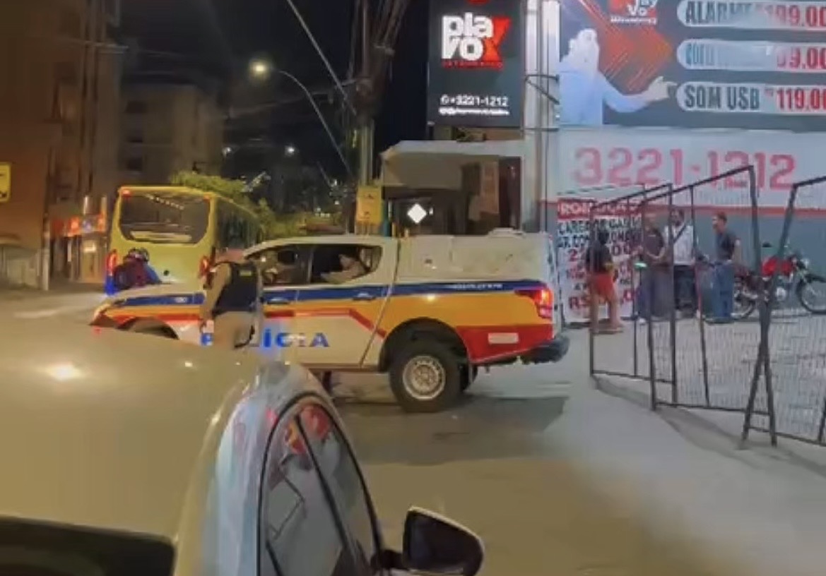 Homem é morto a tiros após discussão com ex-companheiro da namorada na rua Goiás, em Divinópolis