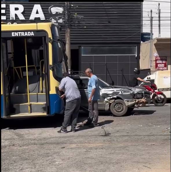 Acidente entre ônibus e carro deixa veiculo destruido na avenida Paraná
