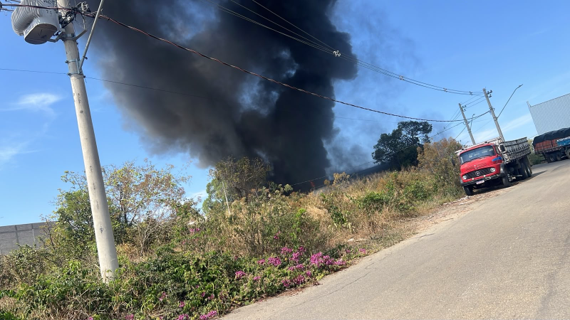 Depósito de granulado de borracha pega fogo em Carmo do Cajuru