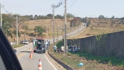Mulher fica ferida após carro capotar na estrada de Ermida, em Divinópolis