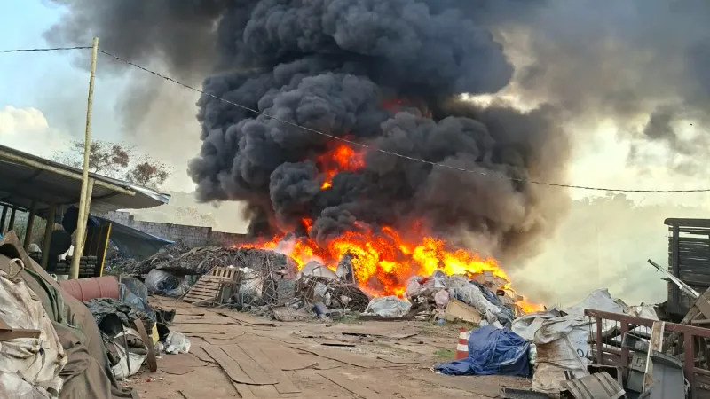 Incêndio de grandes proporções atinge depósito de recicláveis em Divinópolis