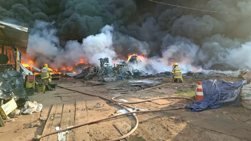 Defesa Civil interdita galpão após incêndio em depósito de recicláveis