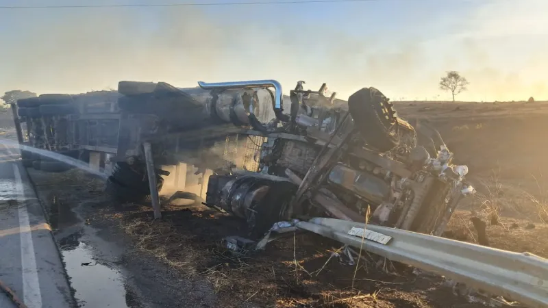 Motorista fica ferido após carreta tombar e pegar fogo na BR-354, em Formiga