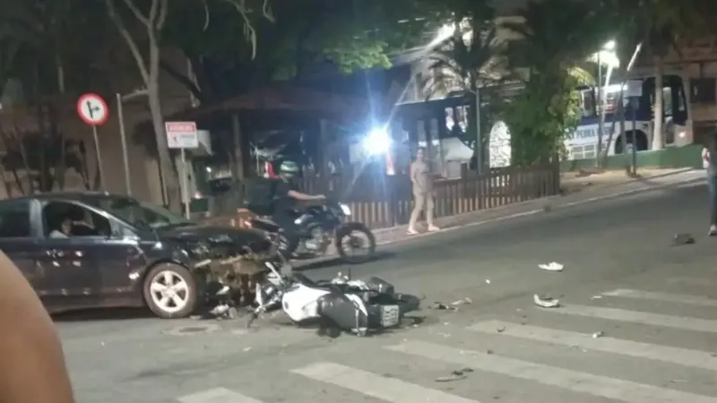 Homem fica ferido em acidente entre carro e motocicleta em Itaúna