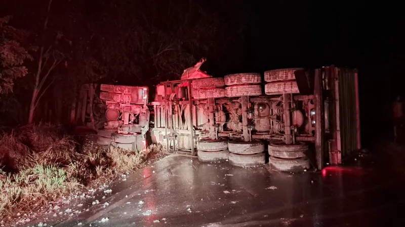 Acidente entre carreta e rodotrem deixa motorista ferido na BR-354, em Formiga
