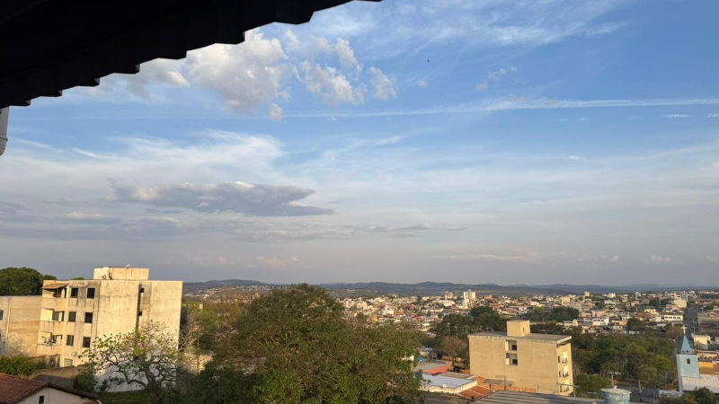 Sol e calor marcam o domingo em Divinópolis, com máxima de 33°C