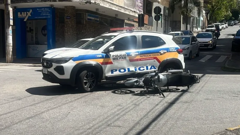 Duas pessoas ficam feridas em acidente entre viatura da PM e moto