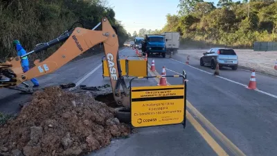 BR-494 é parcialmente interditada para obras da Copasa após buraco se abrir na pista 
