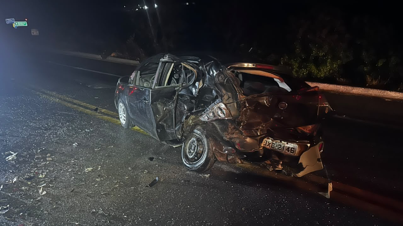 Acidente na BR-494 deixa dois homens gravemente feridos e três com ferimentos leves
