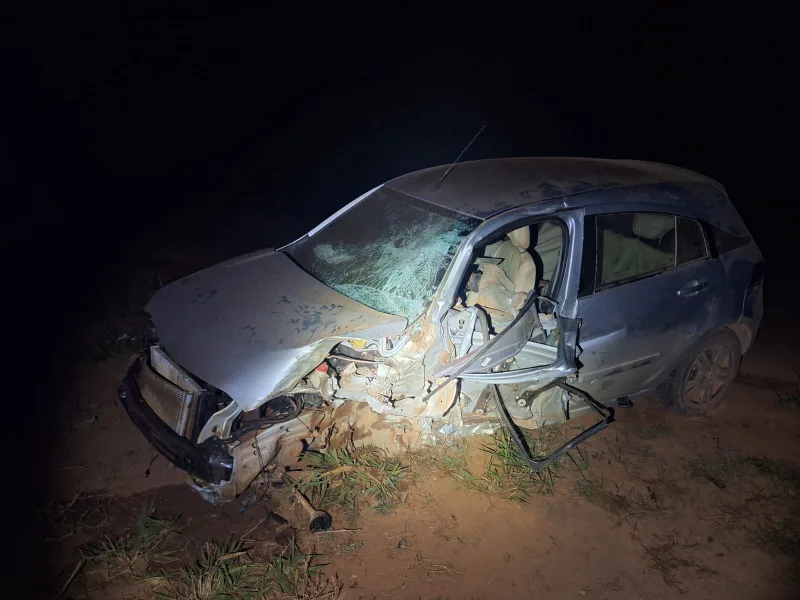Colisão entre carro e carreta deixa idoso gravemente ferido