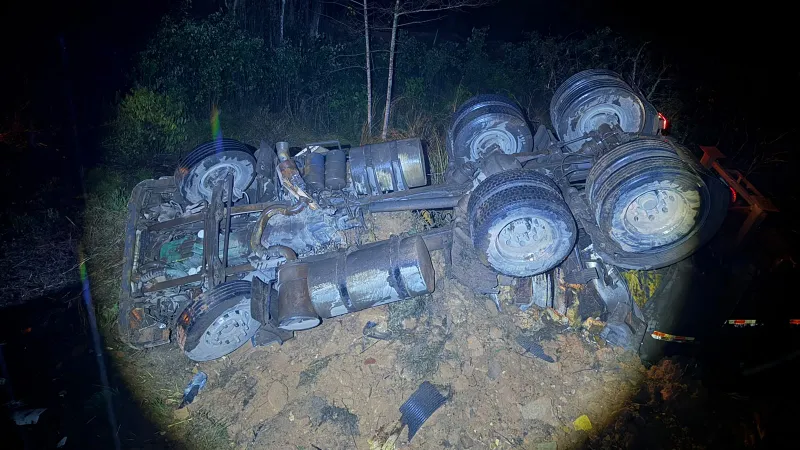 Carreta aquaplana e cai em abismo na MG-050, em Pedra do Indaiá