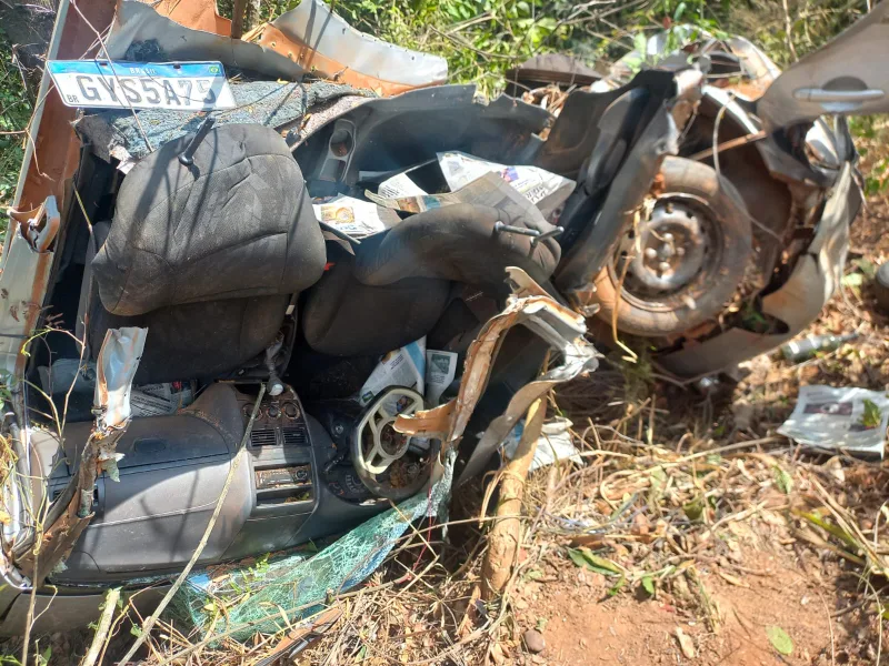 Homem perde controle de carro e bate contra árvores na BR-352, em Pitangui