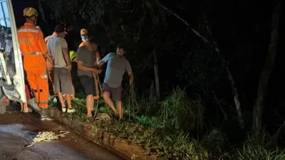 Carro capota em despenhadeiro na MG-050 e deixa duas crianças feridas em Itaúna