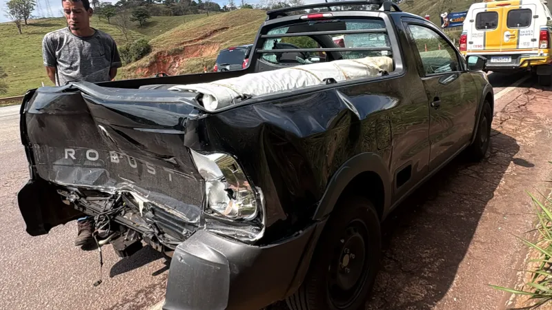 Caminhão bate na traseira de Saveiro em praça de pedágio na MG-050, em Itaúna