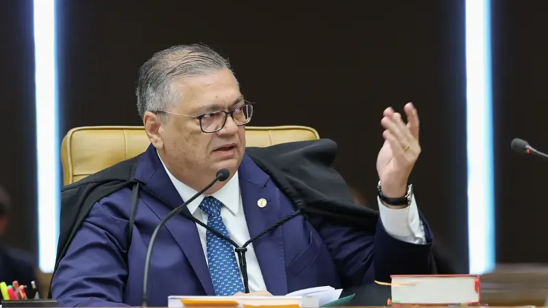 Dino pede vista de julgamento sobre Moraes e Mendonça