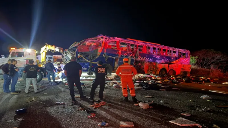 Acidente entre ônibus e carreta deixa seis mortos e 43 feridos na BR-116, em Minas
