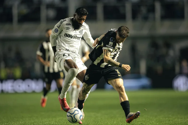 Atlético e Santos medem forças na Arena MRV em duelo decisivo por vaga na semifinal da Sul-Americana