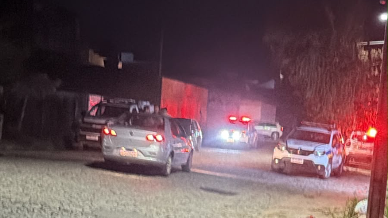 Homem é baleado duas vezes na perna após ser ameaçado por dívida de R$ 700 em Divinópolis