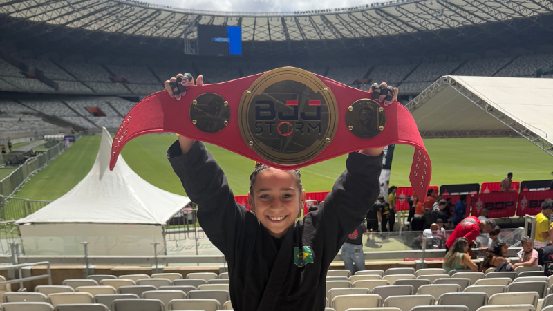 Atleta de Divinópolis, Júlia Alves conquista segundo cinturão do ano em campeonato de jiu-jítsu no Mineirão