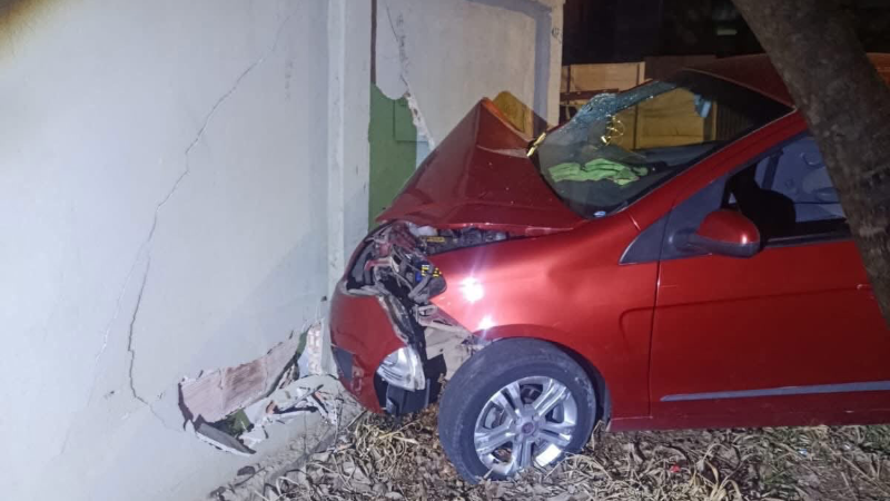 Motorista perde o controle, bate contra muro de escola e é detido com sinais de embriaguez em Pará de Minas