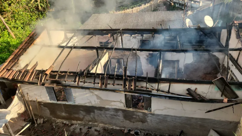Incêndio destrói casa e provoca grande perda de bens materiais em Itapecerica