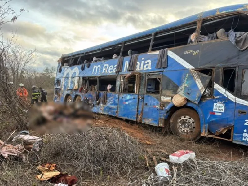 Acidente com ônibus deixa ao menos sete mortos e 13 feridos na Bahia