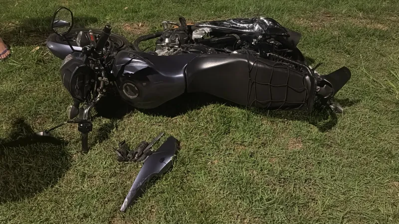 Motociclista e passageira ficam feridos em colisão com caminhão na MG-431, em Itaúna