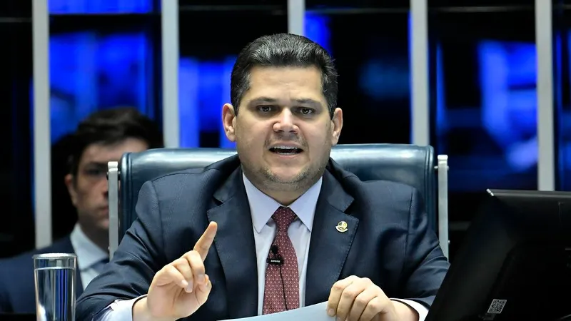 Alcolumbre anuncia sessões para discutir e votar fim da escala 6x1