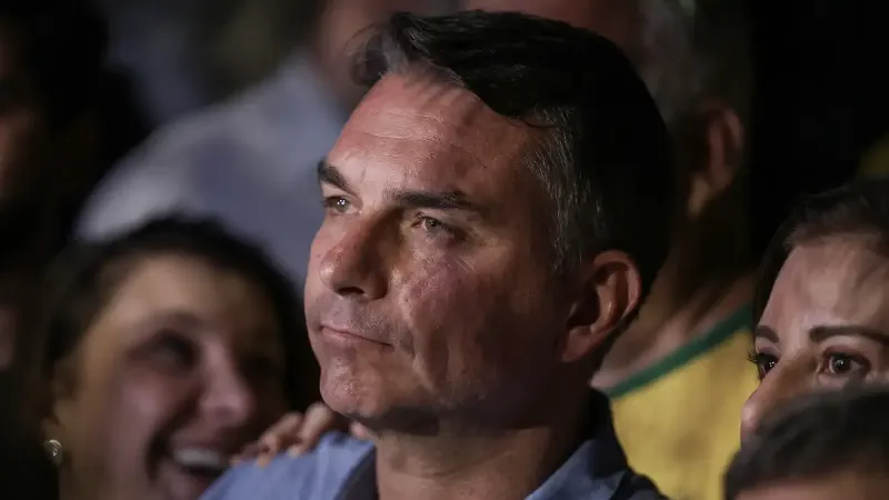 Mendonça multa Flávio por impulsionar post negativo contra Lula