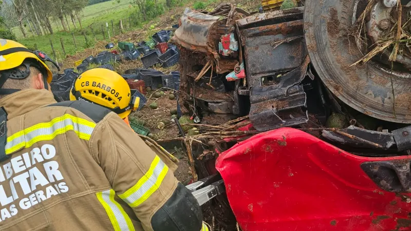 Carreta carregada com abacates sai da pista e deixa uma pessoa morta na BR-354