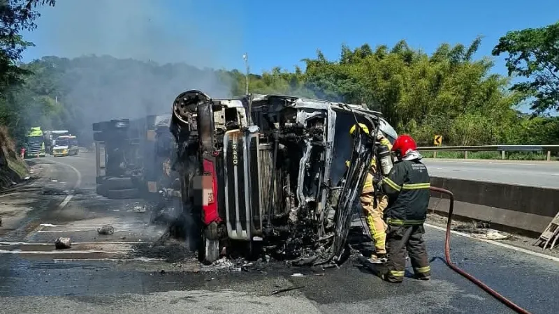 Carreta carregada com papel pega fogo após tombar e deixa motorista morto na BR-381