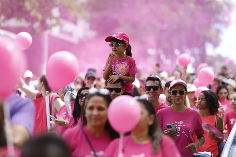 Acom leva o Outubro Rosa às ruas de Divinópolis e Nova Serrana com duas caminhadas