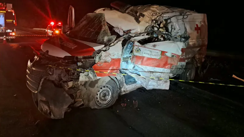 Motorista de ambulância morre após colisão com rodotrem na BR-354, em Arcos