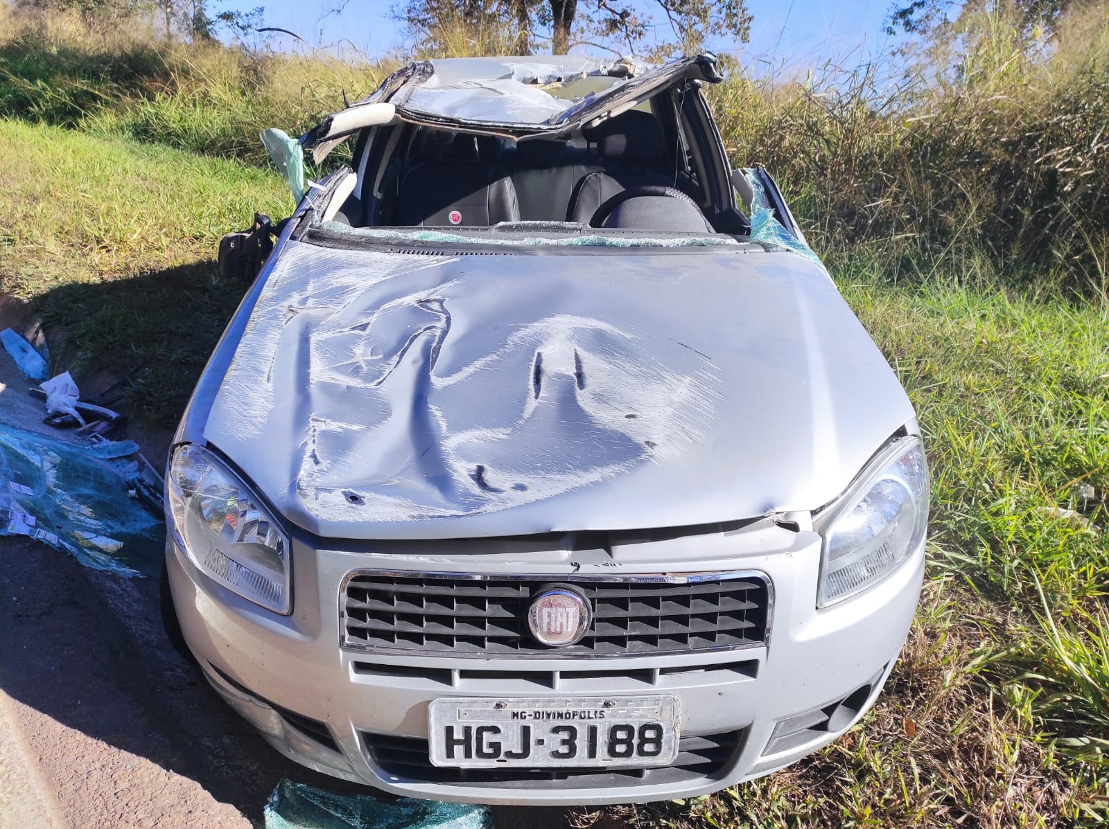 Capotamento após tentativa de evitar colisão deixa idosa ferida na MG-050, em Itaúna