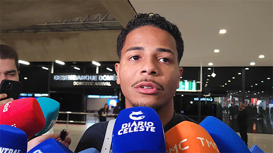 Wesley desembarca em Confins para se apresentar ao Cruzeiro